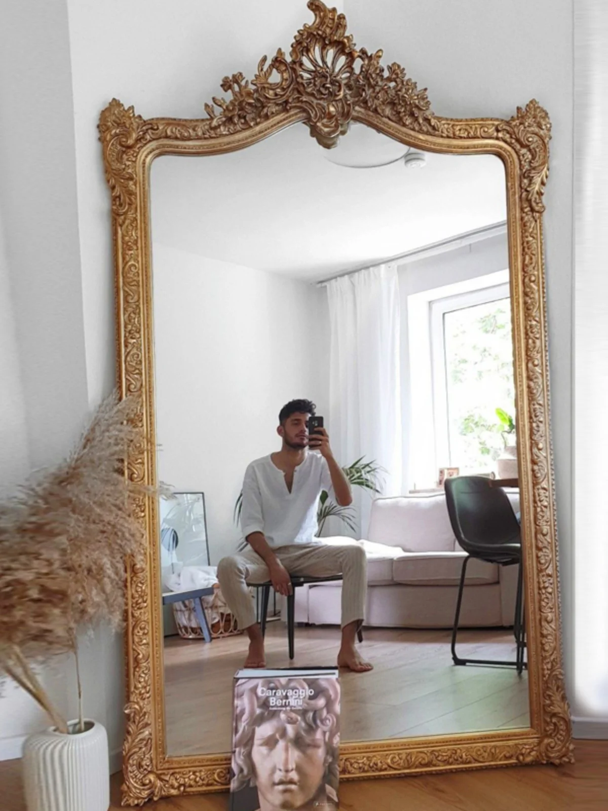 Carvers use floor-to-ceiling mirrors, cloakrooms, luxurious clothes against the wall, and large mirrors.