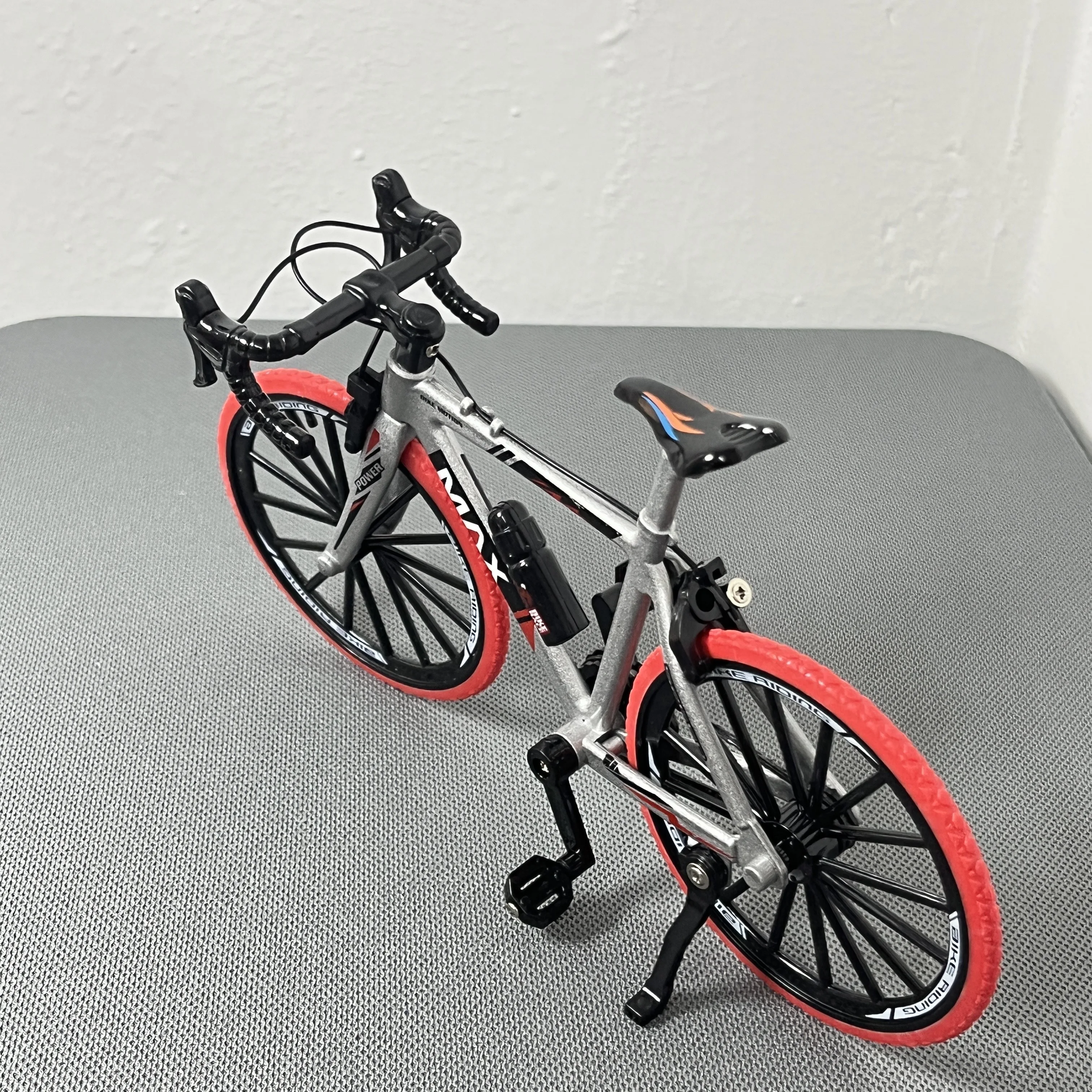 Bike Toys Finger Bike Toys 1:8 New Finger Mountain Alloy Bicycle Diecast Simulation Model Miniature Racing Metal Mini Bike Collection Boy's Toys