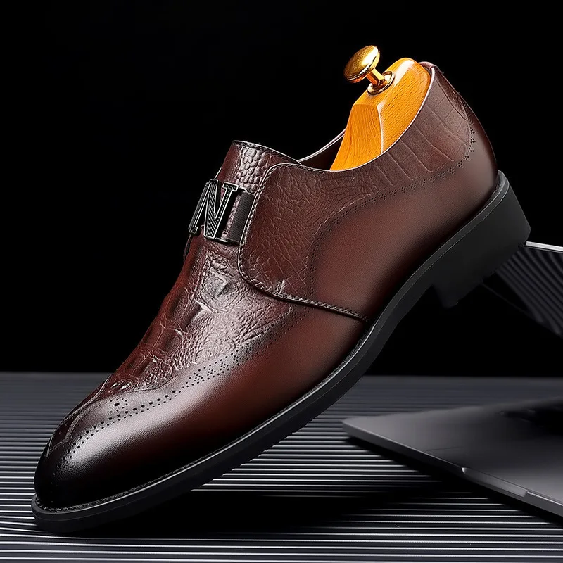 Popular new men's formal leather shoes, business casual men's shoes, British style slip-on pattern carved shoes