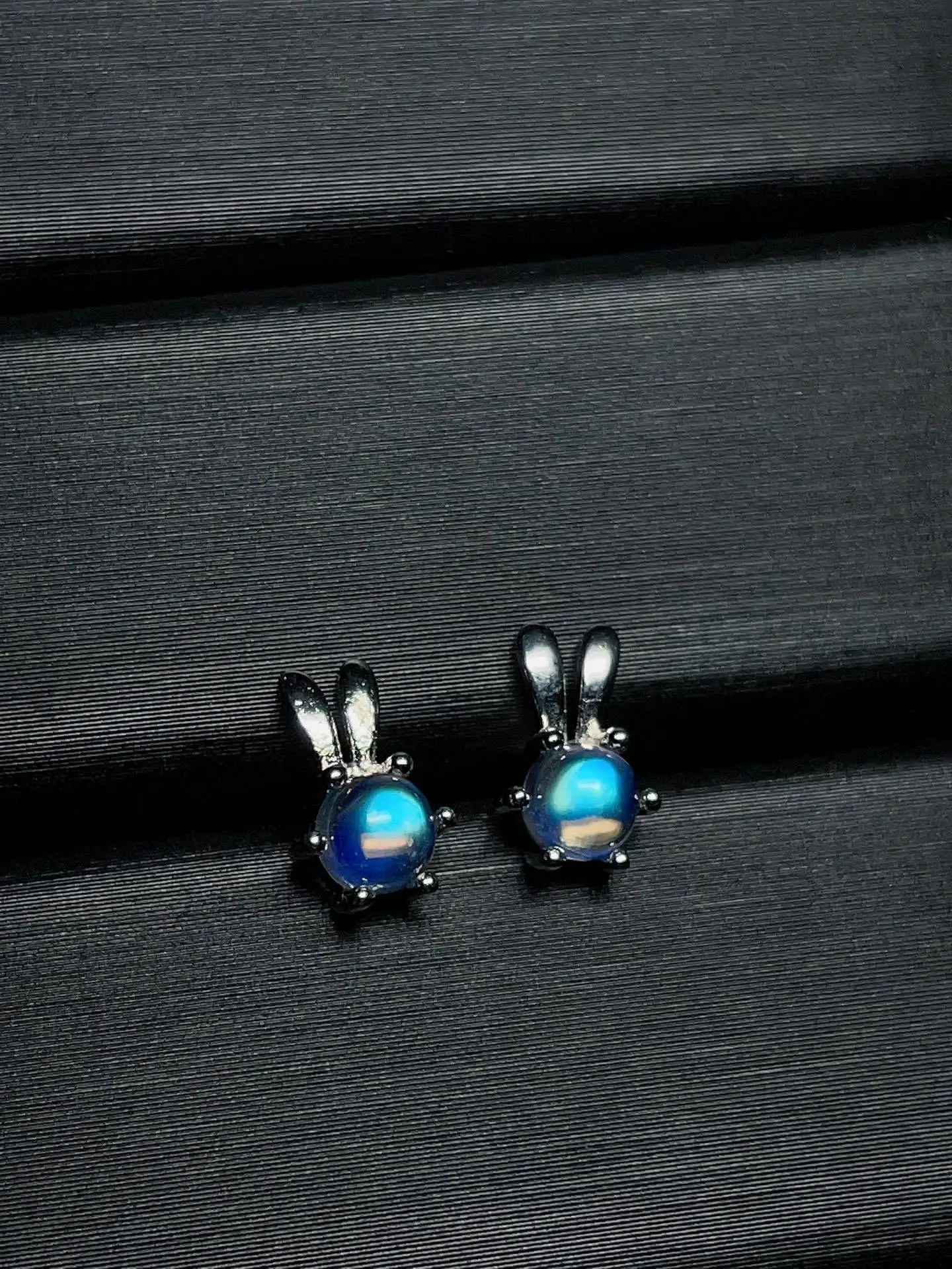 2023 New S925 Pure Silver Natural Indian Moonlight Stone Rabbit Moonlight Rabbit Ear Studs Senza Pietra Principale Ottimizzata