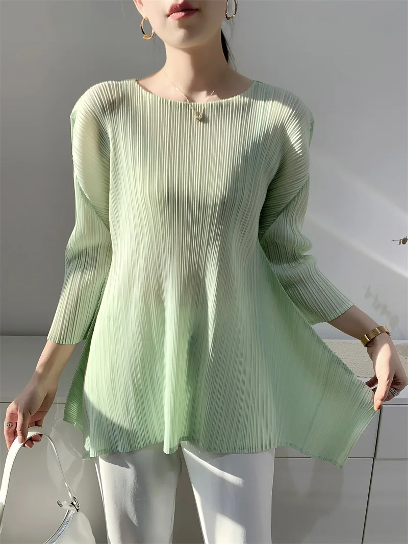 

2023 spring/summer new women's solid color bodice Miyak fold Fashion loose plus size pleated T-shirt with seven-point sleeves