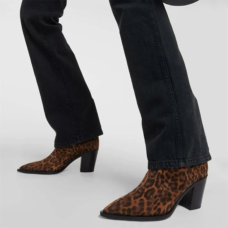 

Arden Furtado 2024 леопардовые замшевые остроносые короткие ботинки с острым носком Лоскутные слипоны на массивном каблуке современные ботинки большого размера 43