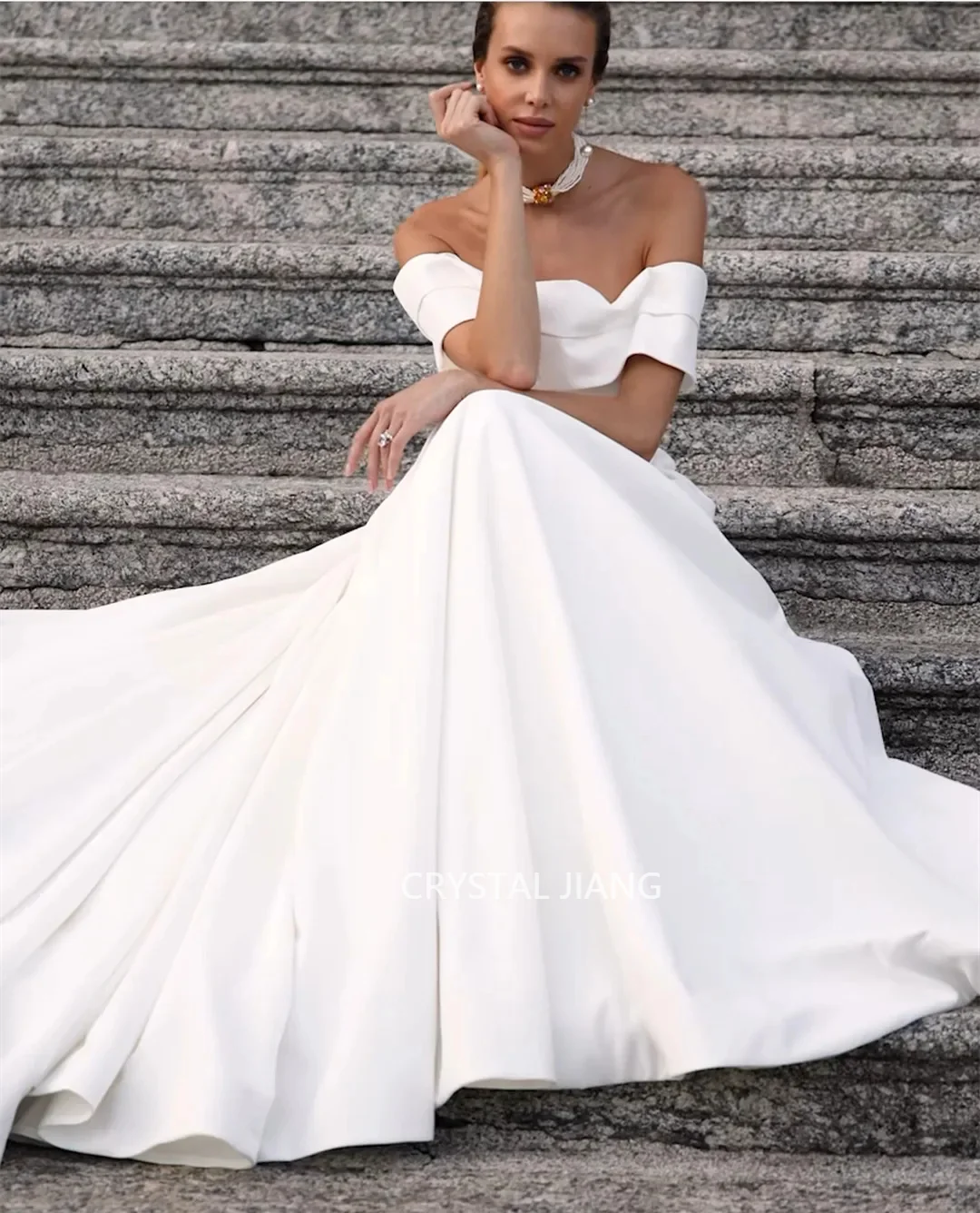 

Vintage Ivory Long Off the Shoulder Satin Wedding Dresses A Line Pleated Chapel Train Robe De Mariée Bridal Gowns