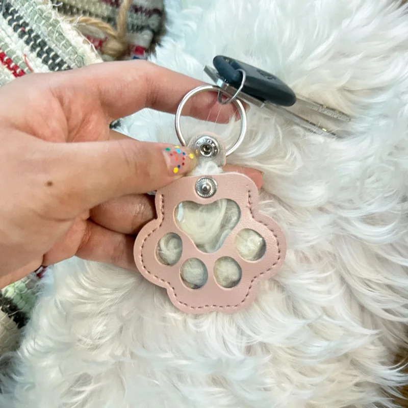 Eine Aufbewahrungstasche aus Lederfell, die als hängende Verzierung für Katzenpfoten verwendet werden kann und mehrere Funktionen haben, ist ein Por – Detail 5