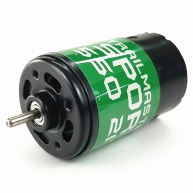 Moteur à balais 540 21T pour voiture RC, posé sur une surface plane avec une règle pour l'échelle