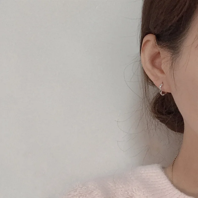 PONYKISS 실버 컬러 미니 기하학적 트위스트 라운드 후프 귀걸이 여성용 클래식 패션 주얼리 미니멀리스트 액세서리