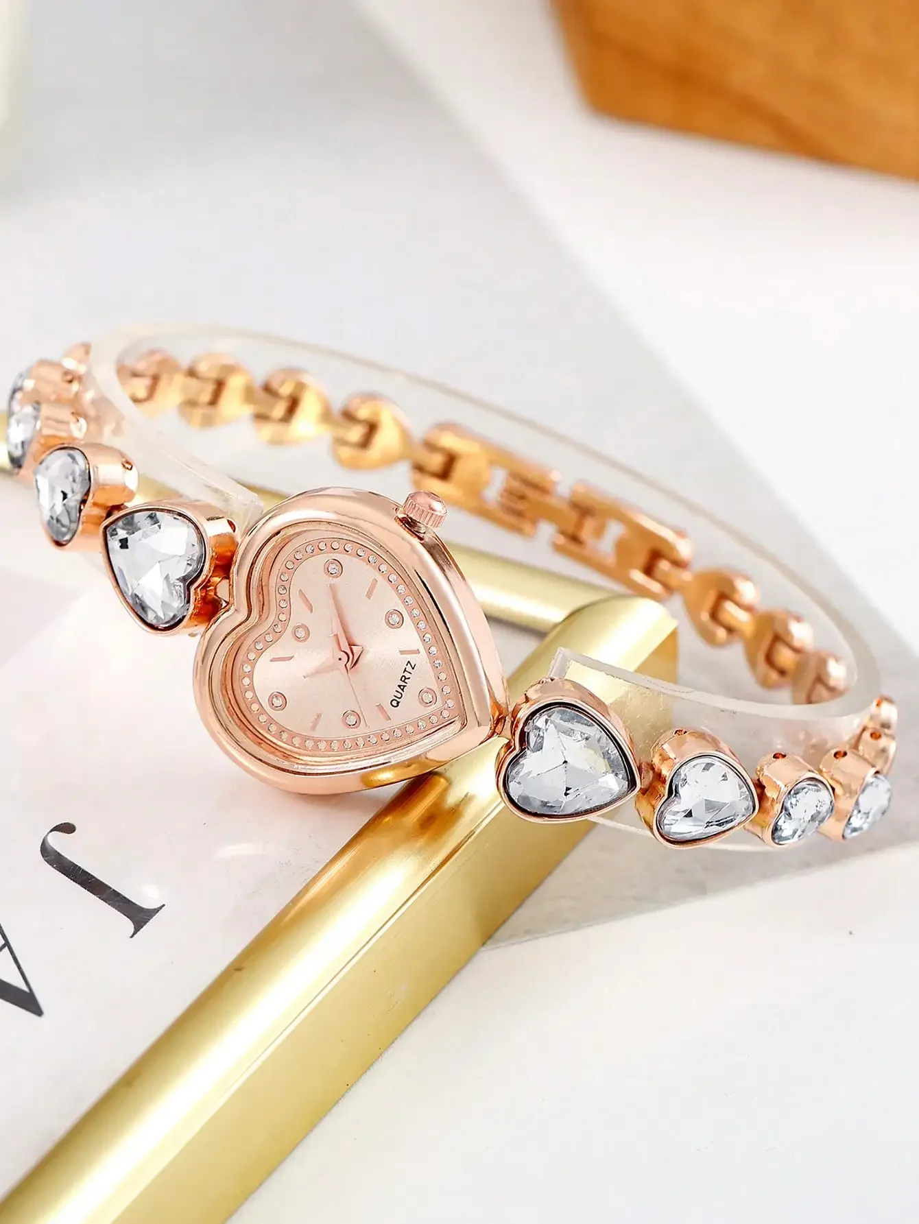 Ladies' Fashion And Exquisite Heart-Shaped Dial Quartz Watch for Women（Without Box）