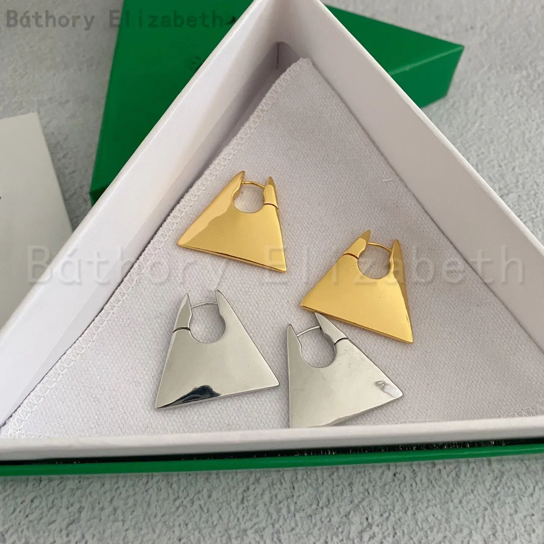 

Elizabeth Báthory Vintage Trapezoid Hollow Elegant Charm Earrings Fashion Metal Simpe Pendientes Woman Aretes De Mujer