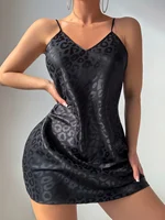 Robe de nuit élégante pour femme à imprimé léopard, col en V, simple et sexy, pour la détente à la maison et les soirées 1
