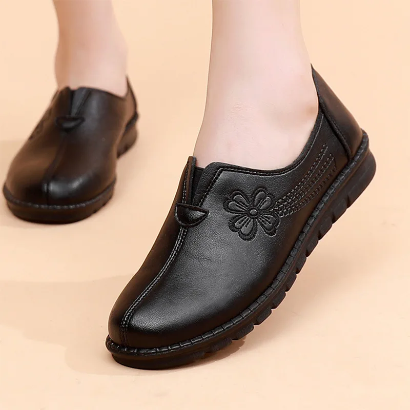 2024 new spring autumn leather mother flat shoes women's soft casual shoes Comfortable flat bottom middle-aged female shoes