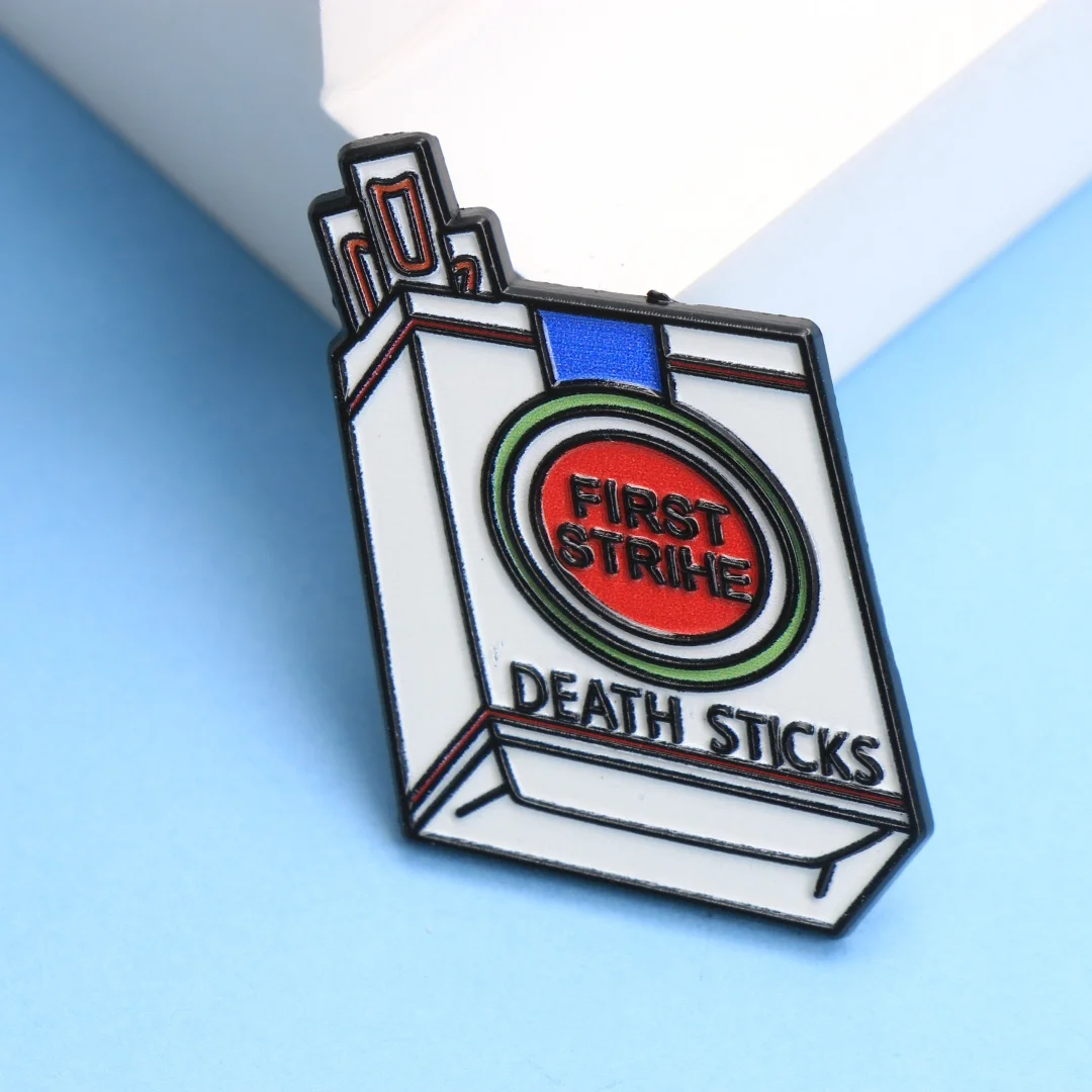 FIRST STRIKE DEATH STICKS Emaille-Anstecknadel – Cartoon-Punk-Zigarettenpaket, Anstecknadel für Rucksack, DIY-Geschenk