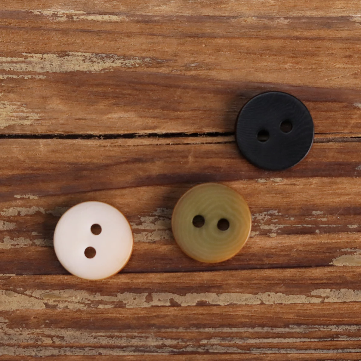 12pcs Flat Two Hole Shirt Buttons 11.5mm Sewing Accessories Green White Black Scorched Sides Design Fashion Button 2