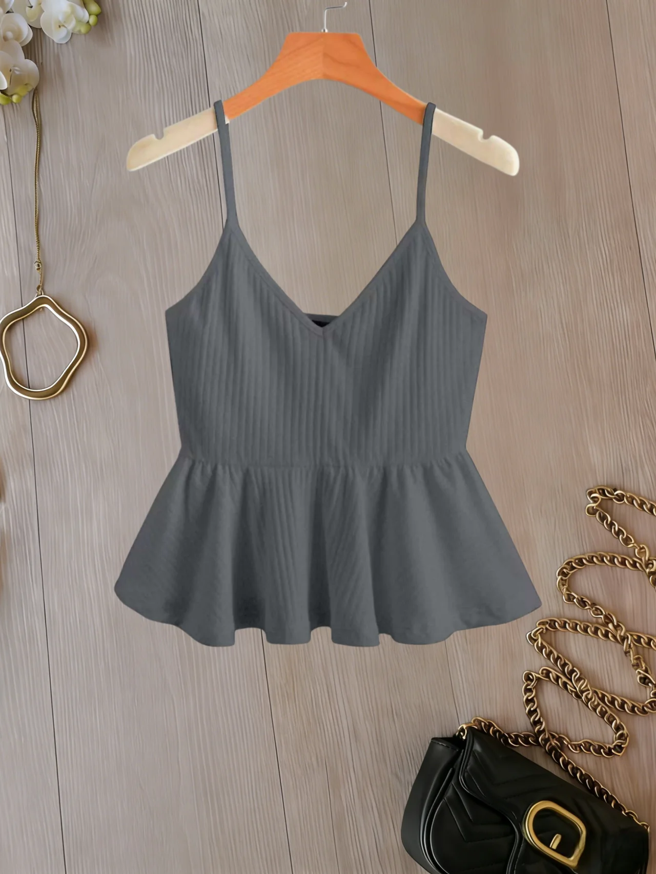Geripptes Damen-Cami-Top mit V-Ausschnitt und Schößchen, lässiges ärmelloses Tanktop mit Spaghettiträgern und ausgestelltem Saum – Detail 2