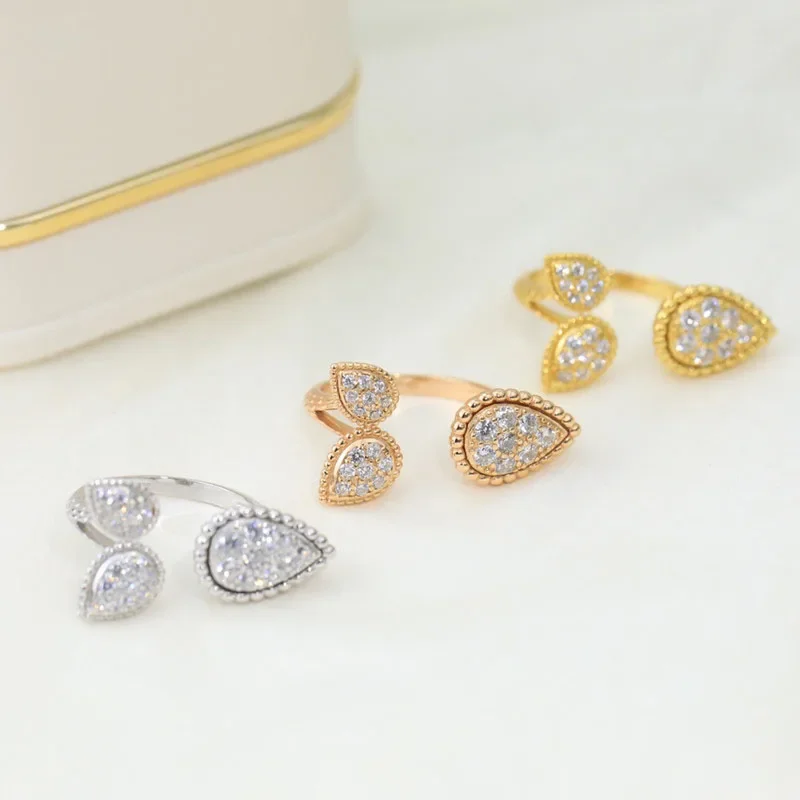 

Женское кольцо в виде капли воды из серебра пробы с фианитом