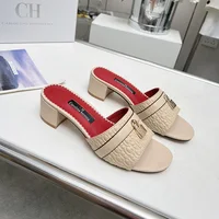Sandales mules de luxe pour femmes, noires et rouges, marque CH, dessus en cuir gaufré, boucle à fermoir métallique, talon bloc, pour un usage quotidien 6