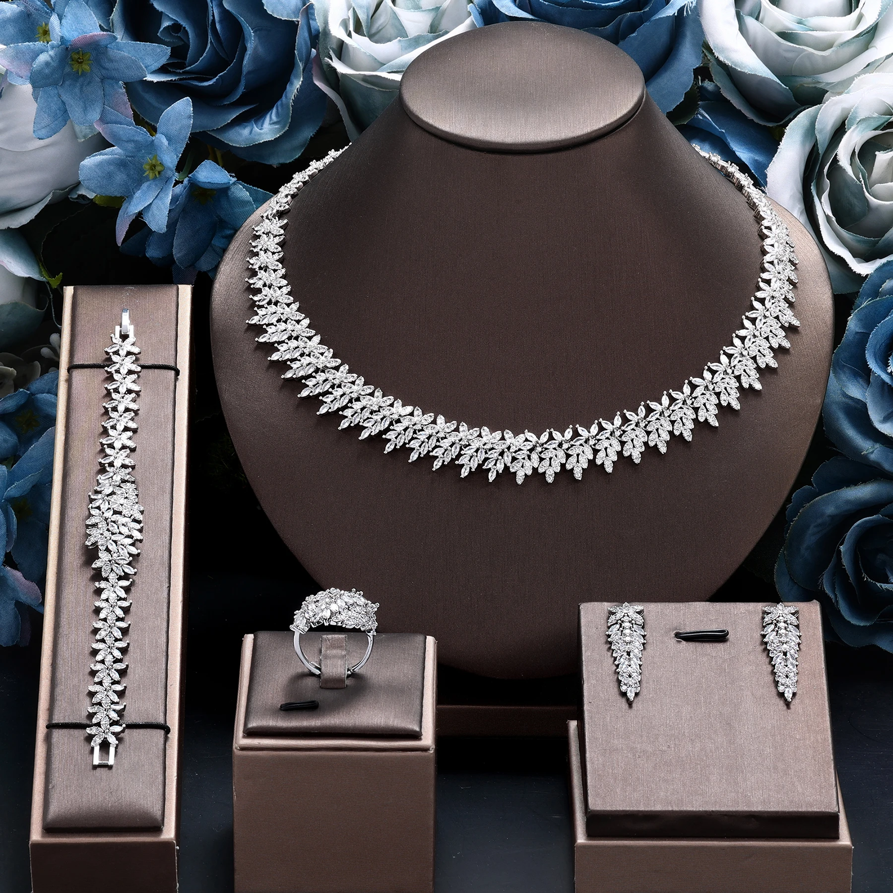 

Женский ювелирный комплект из колье и серёг, с фианитами