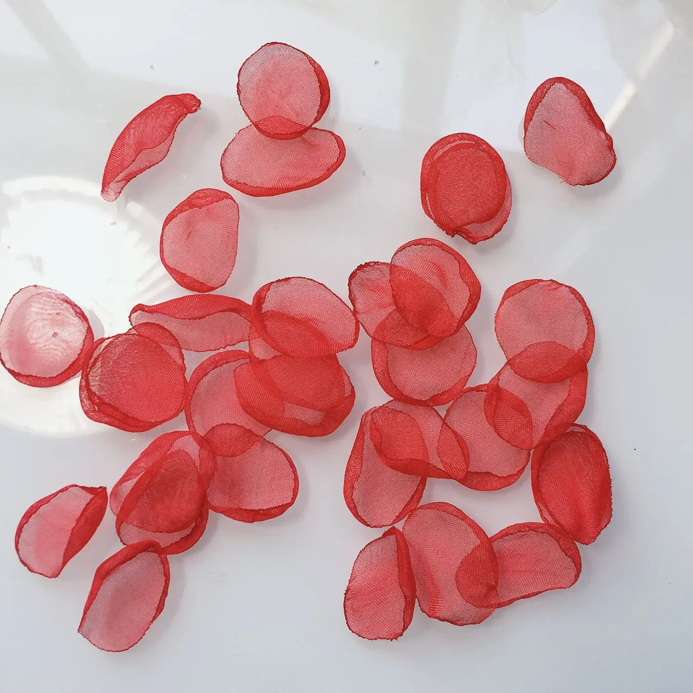 100Pcs 2cm Organza Rose Petals for Wedding Party Accessories Artifical Rose Petals Burned Edge DIY Flowers decoraci&oacute;n hogar