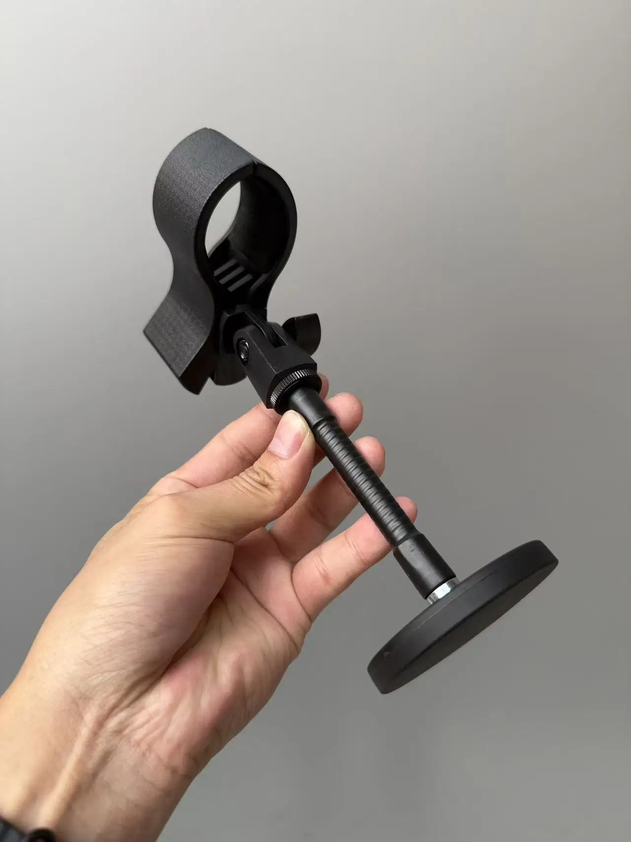 범용 자기 흡착식 마이크 고정 브래킷(호스 포함) 360도 회전 클립형 팬 클립으로 안정적인 지지력 제공