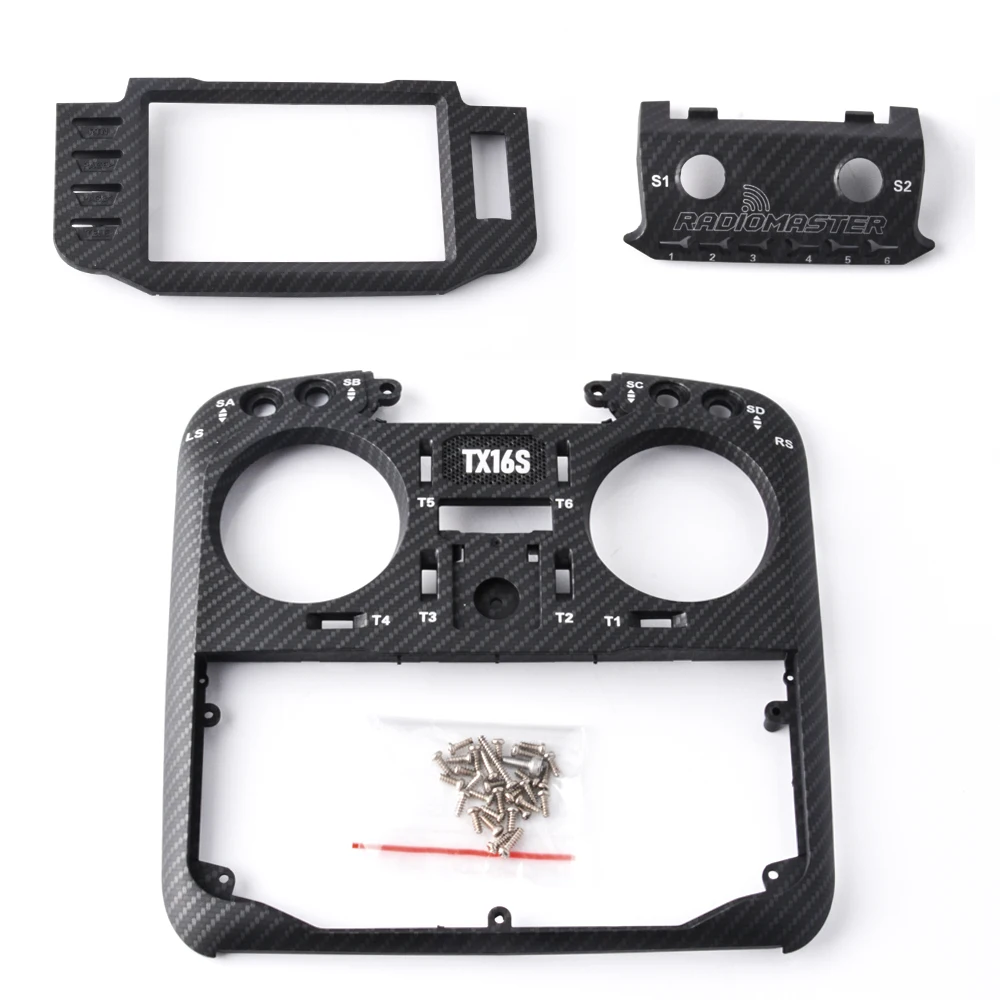 Détail de la coque avant carbone RadioMaster TX16S en angle, révélant l'épaisseur et la qualité du matériau composite.
