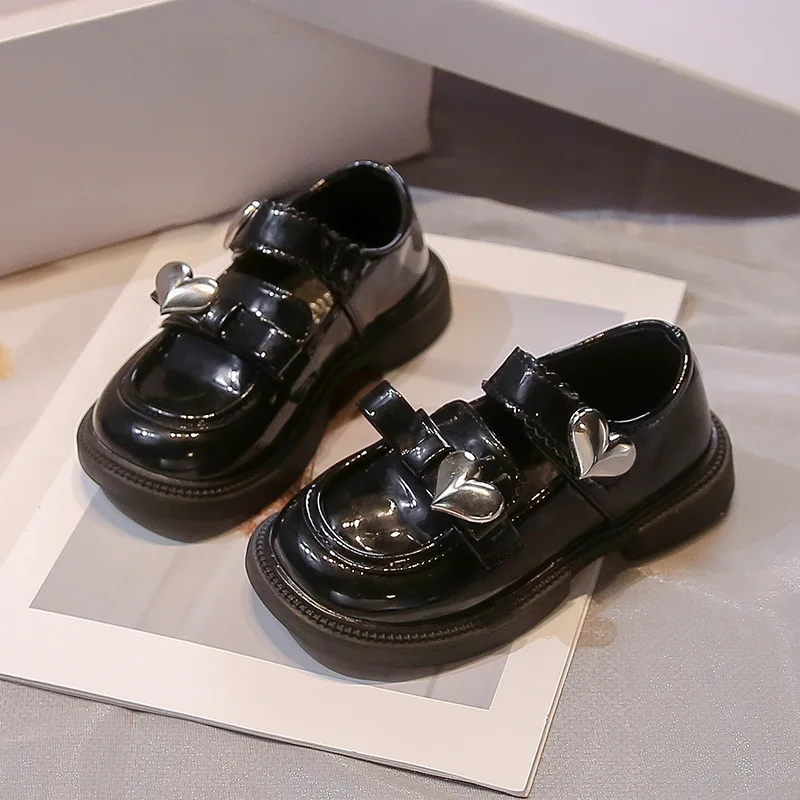 Girls Leather Shoes Soft Sole Children Princess Shoes with Metal Love Heart 2024 New Fashion Children Flat Shoes Non Slip Sweet 5