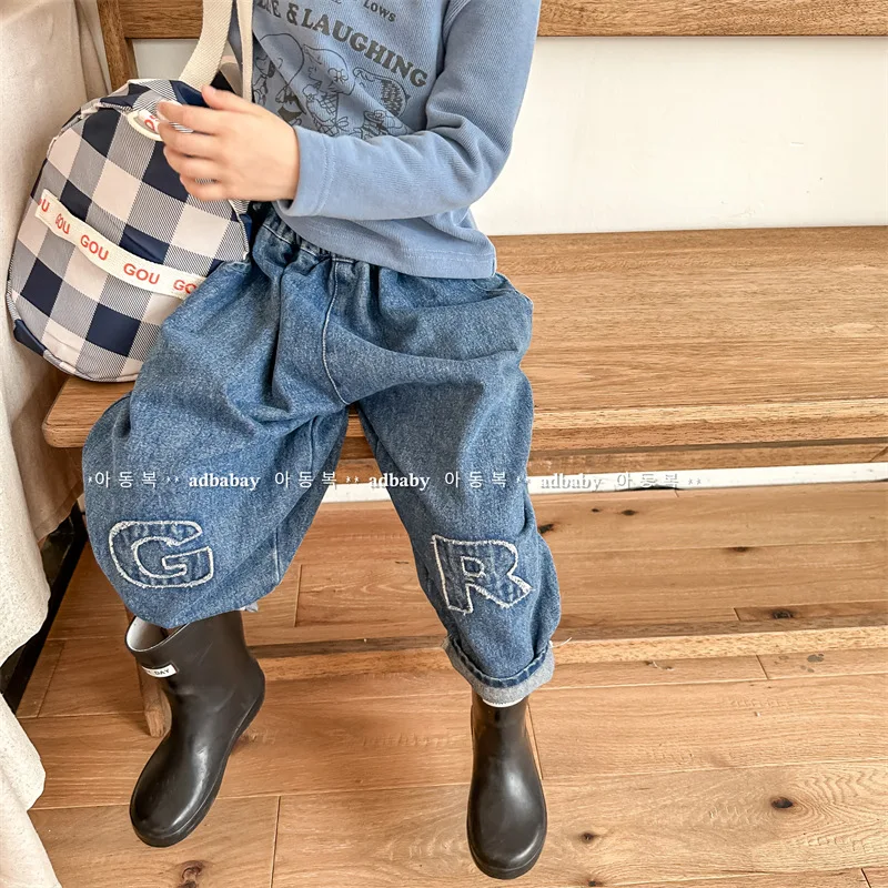 

2023 Autumn New Children Letter Embroidered Denim Trousers Loose Girls Harem Pants Baby Boys Jeans Kids Casual Clothes