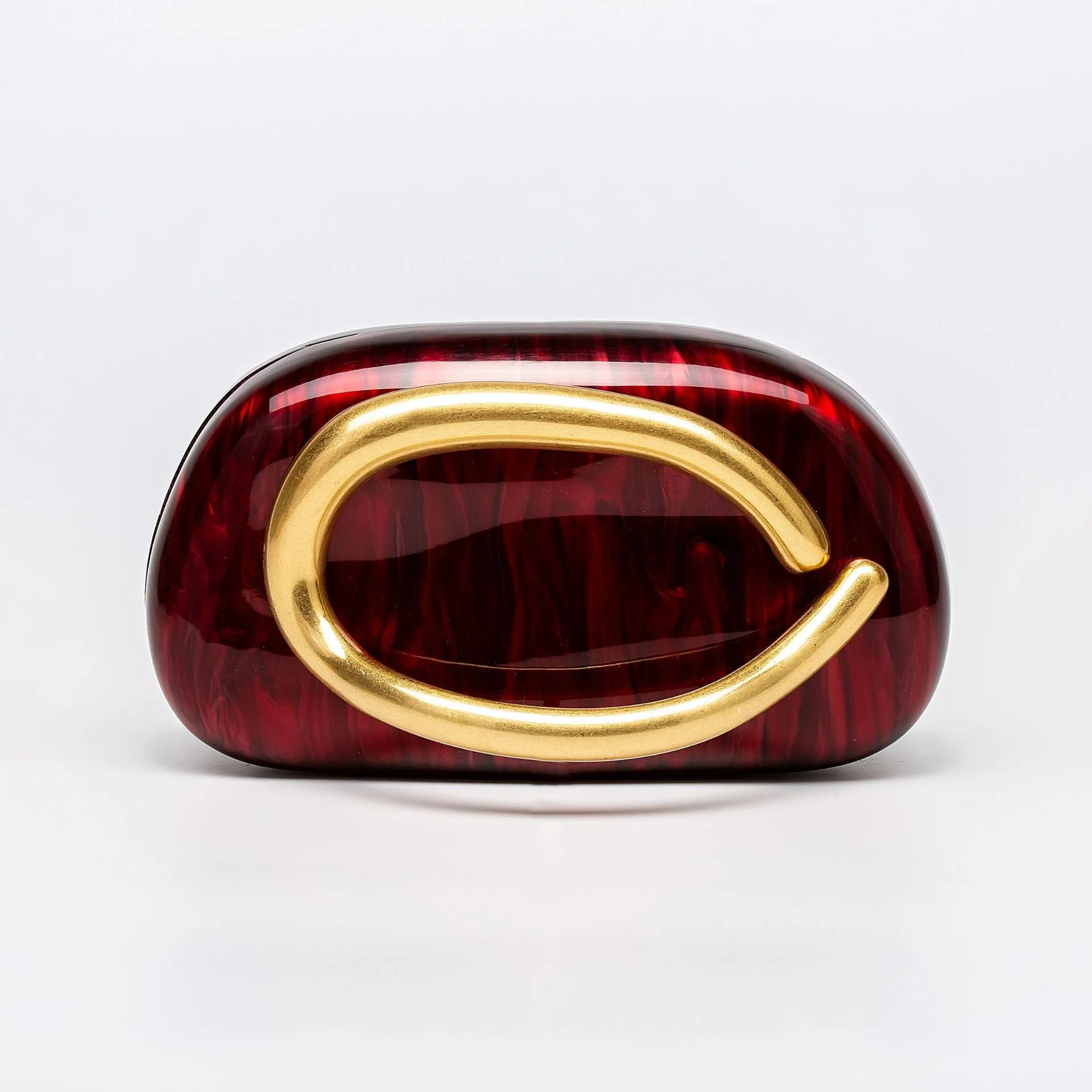 حقيبة صندوقية بتفاصيل معدنية، مصممة كحقيبة كتف كرو...