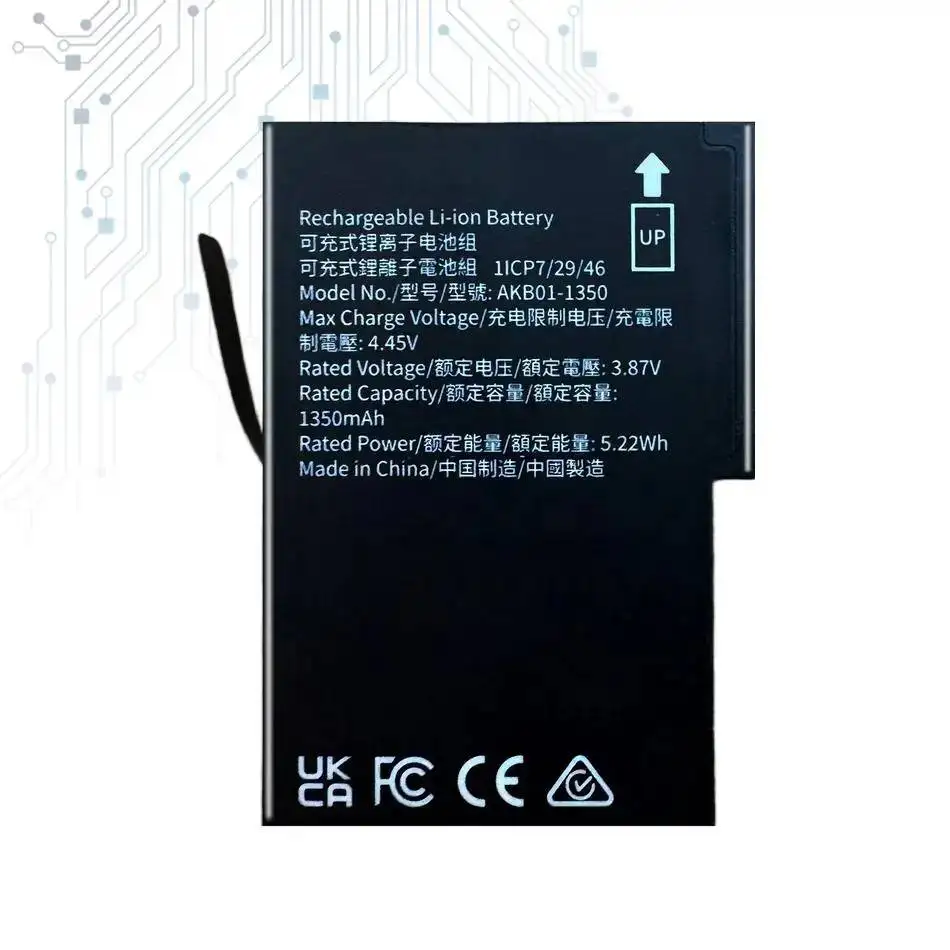 Batterie AKB01-1350 1350mAh pour caméra sport panoramique AKASO série 360, main tenant la batterie