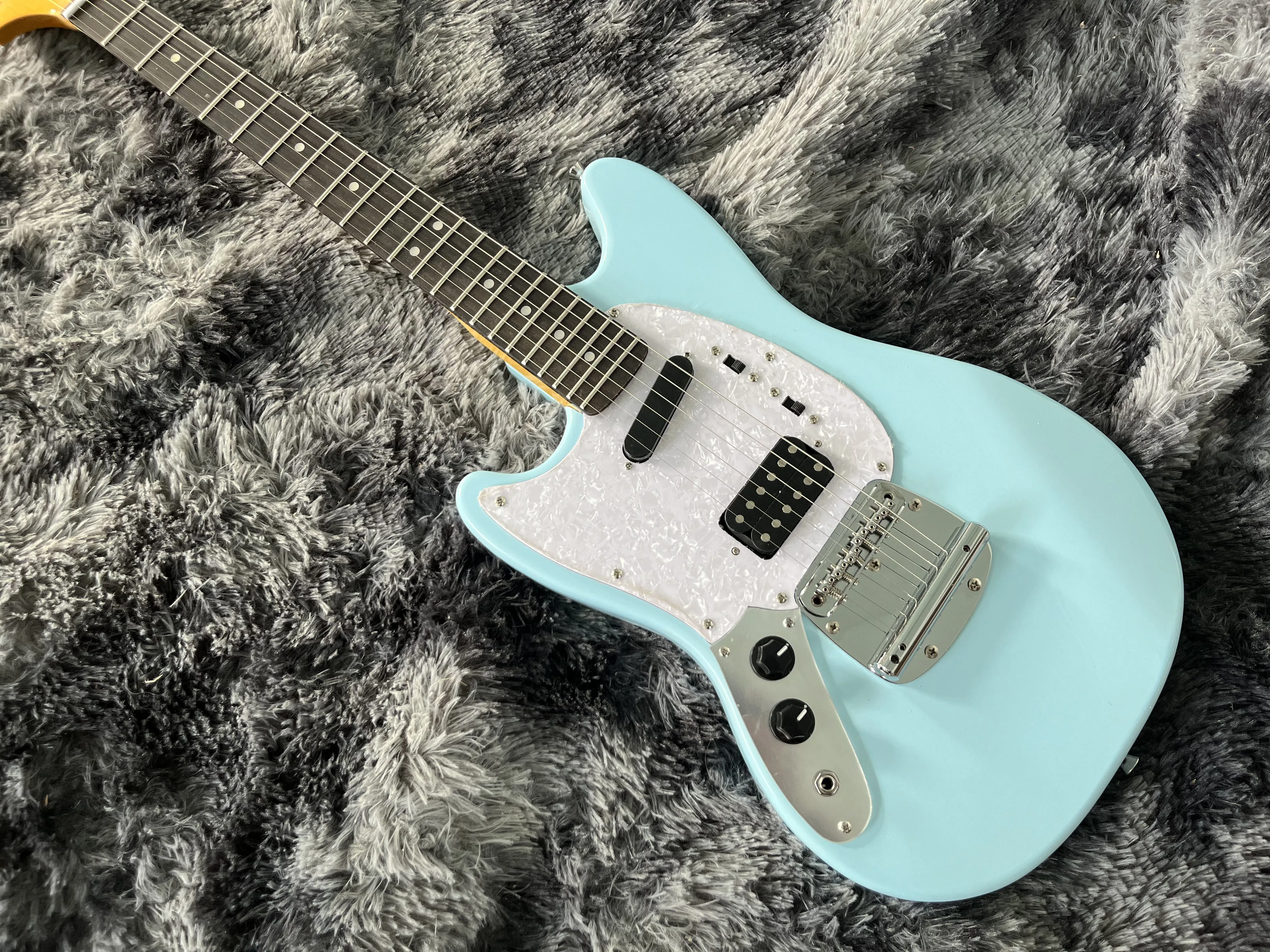 

Chinese Electric Left Hand Guitar 6 Strings Tremolo System Chrome Hardware Blue Color