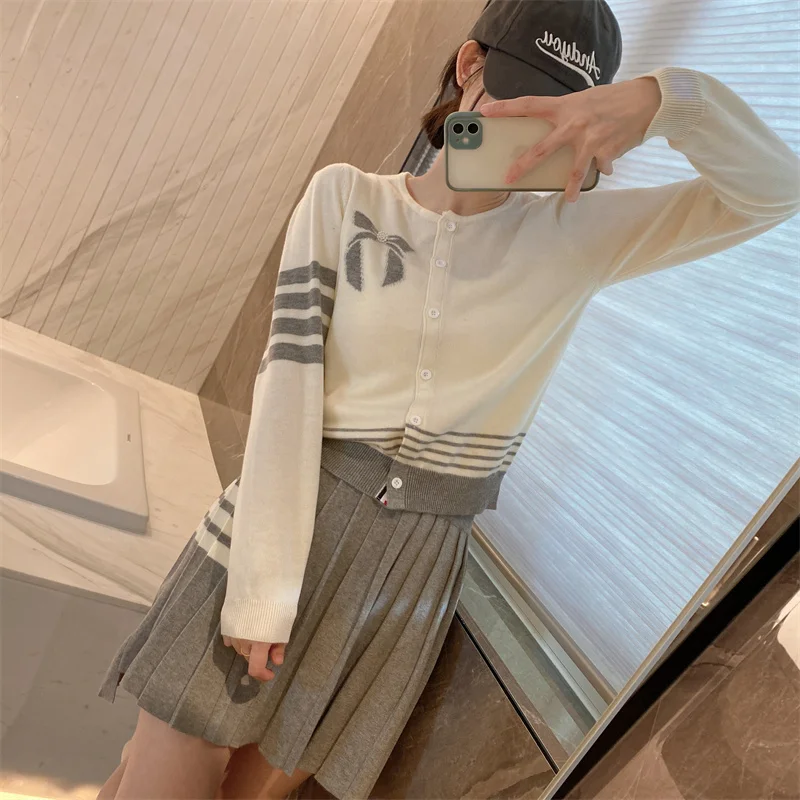 

High-quality British and French Art Student TB College Style Crewneck Bow Cropped Cardigan Casual Four-bar Skirt Set 2023 Autumn
