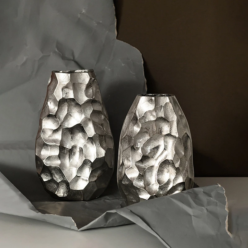 

Роскошная металлическая ваза с узором в виде молотка, модель для украшения комнаты, виллы, гостиной, входа, украшения дома, высокий уровень чувствительности