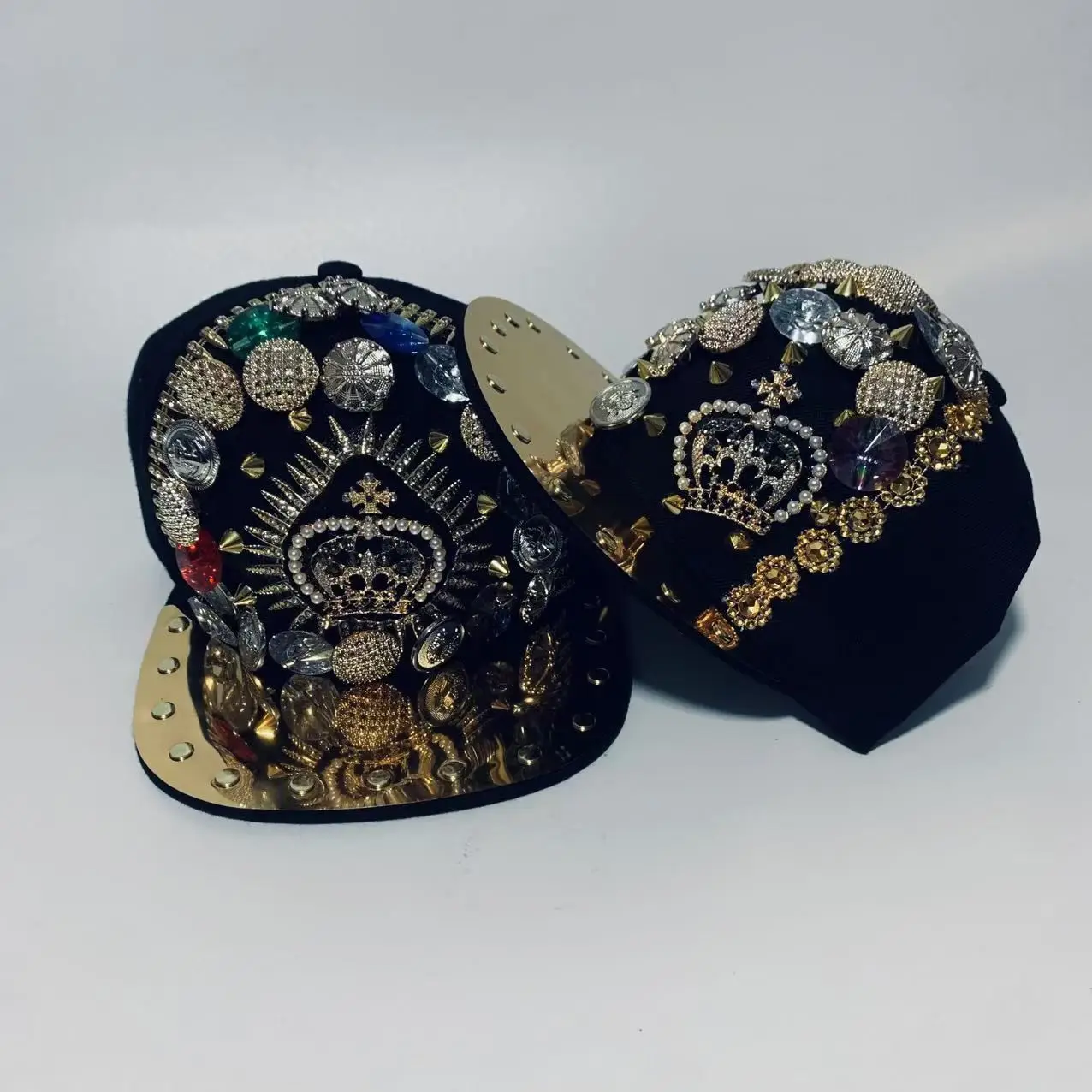 Neue handgefertigte coole Kappe mit Knöpfen und Nieten für Männer und Frauen im Streetdance-Stil. – Detail 9