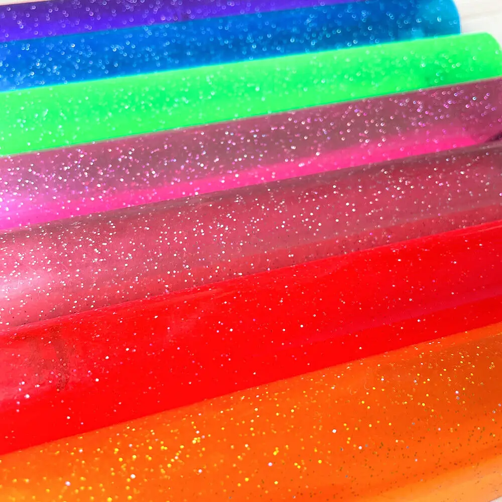 Gants vinyle jetables colorés disposés en éventail, montrant la variété de teintes disponibles.