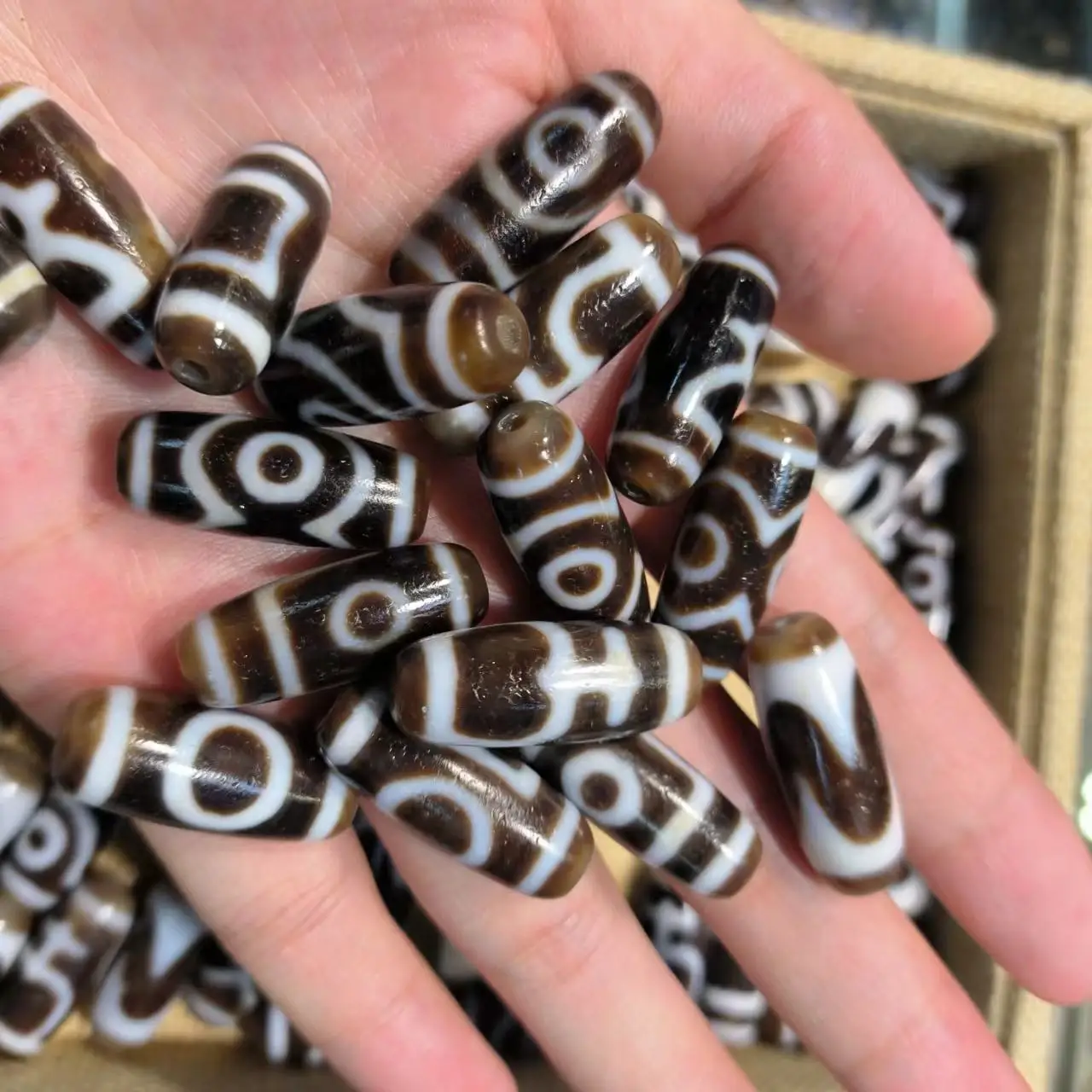 

1pcs/lot Natural Old Agate Dzi Brown white retro ethnic style various patterns weathered horseshoe jewelry amulet folk-custom