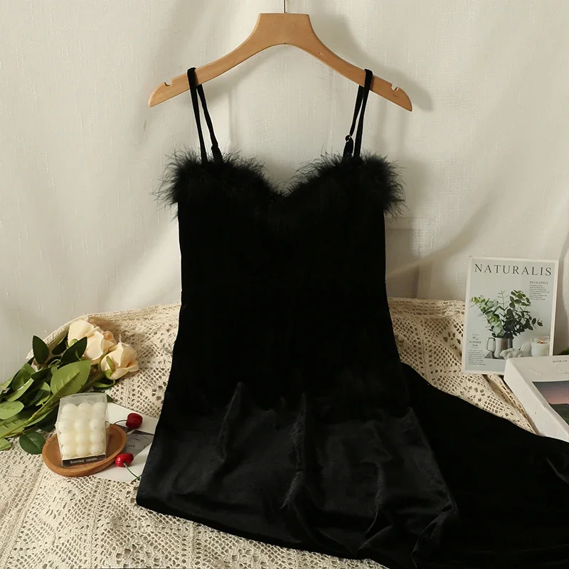 

Женское бархатное платье без бретелек, Черное длинное платье на тонких бретельках с меховым воротником, Осень-зима