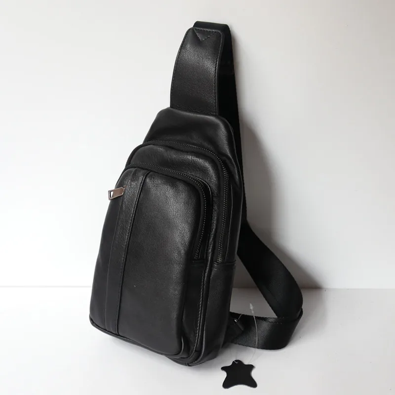 

AETOO Young male chest small backpack head layer cow soft leather solid color vertical business tourism outdoor leisure fashion