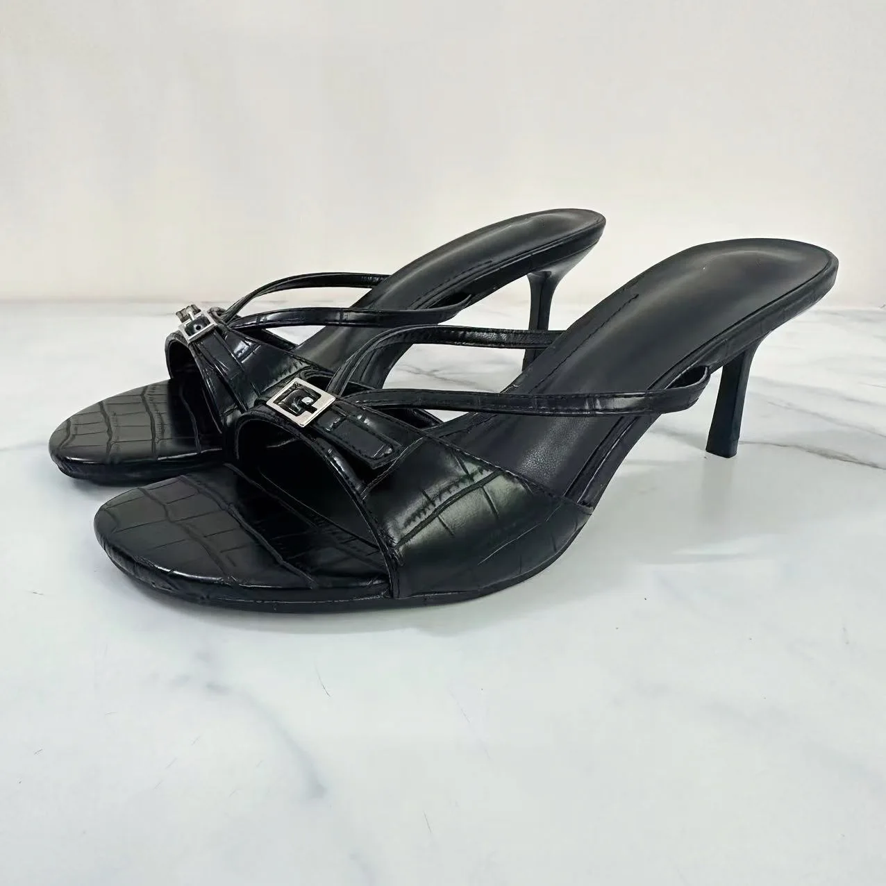 נעלי עקב גבוהות לנשים מעצב נעליים עם עקב 2025 אופנת קיץ סנדלים פאמפס שטוחות סקסיות סליידים סטילטוס מוז'ר זפתות