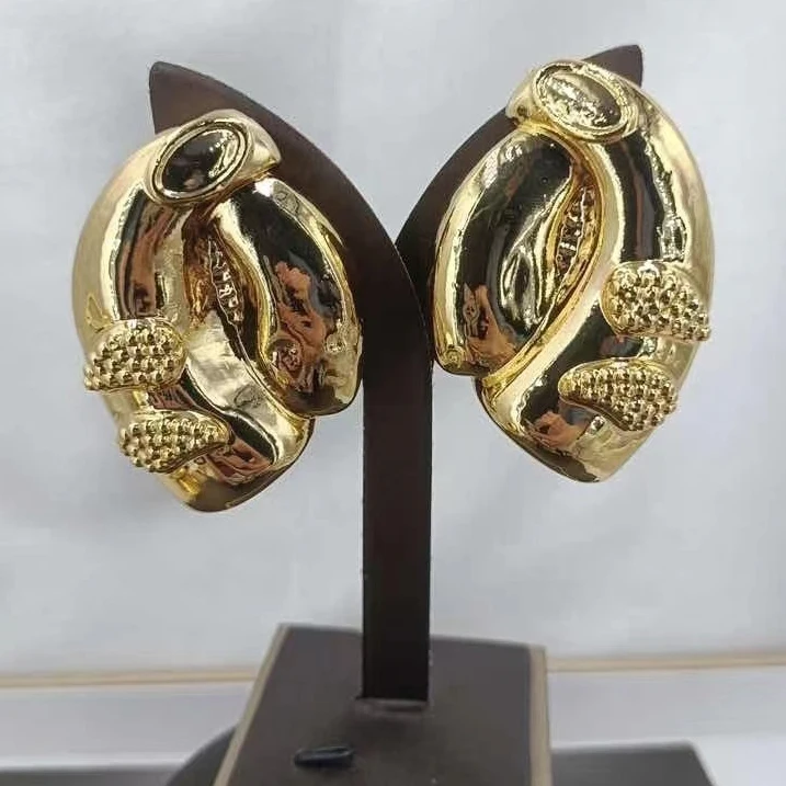 Orecchini a cerchio con nodo intrecciato in oro, stile minimalista