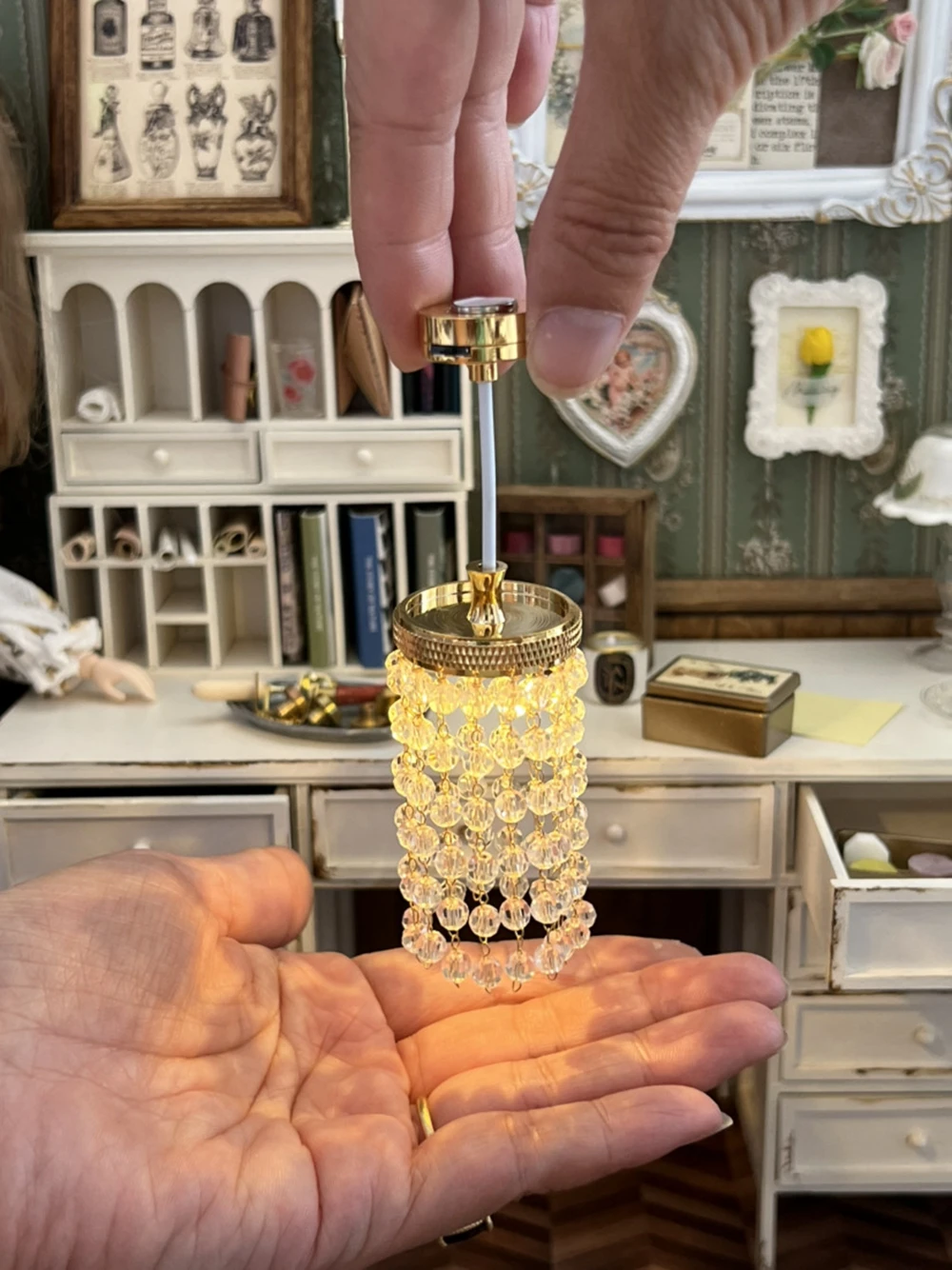Lampadario In Miniatura Per Casa Delle Bambole Scala 1:12 - LED A 3 Luci, Alimentato A Batteria, In Vetro E Metallo