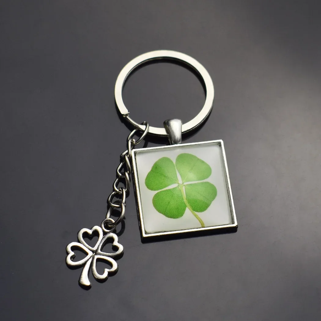 Portachiavi a forma di trifoglio all'uncinetto, portachiavi a forma di quadrifoglio fortunato, regalo per il giorno di San Patrizio, portafortuna irlandese - Italia