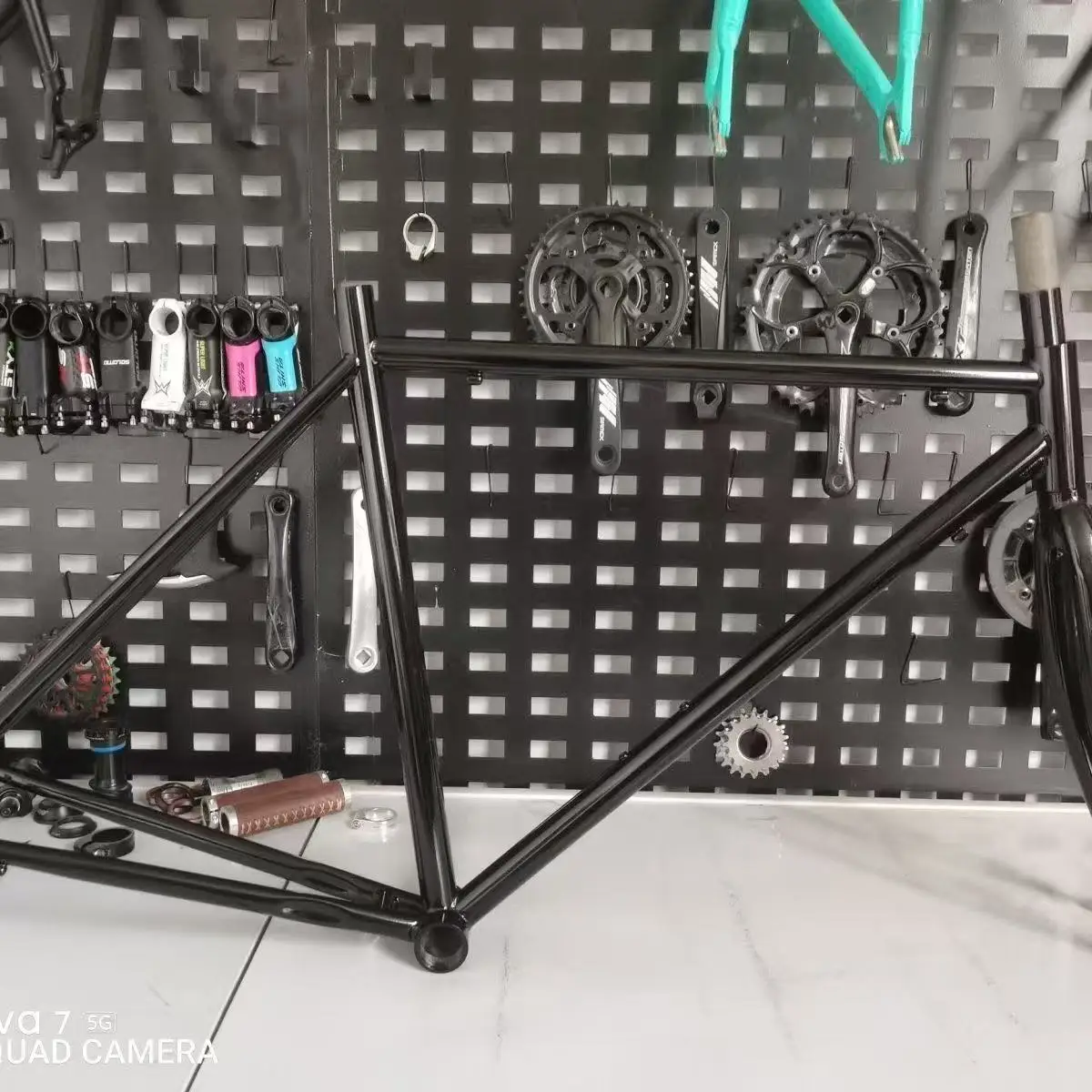 700C 높이 52CM 고속도로 자전거 프레임은 몰리브덴 강재로 제작되었습니다. 브레이크 링 프레임 무게 2500G 프론트 포크 무게 900G