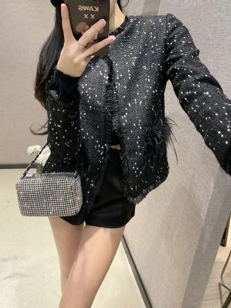 

Fashionable British style women's top with elegant temperament and slimming appearance. Feather pocket with coarse tweed coat