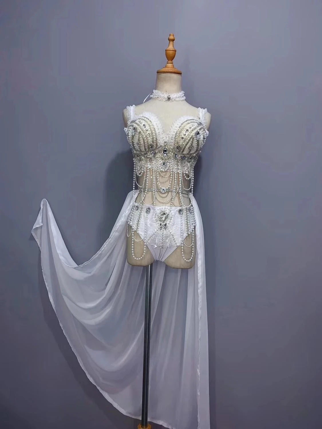 

Women Sexy Sparkly Bright Crystals Beading Embroidery Bra Short Tutu Skirt Outfit Nightclub Singer Show Bikini Women's Birthday