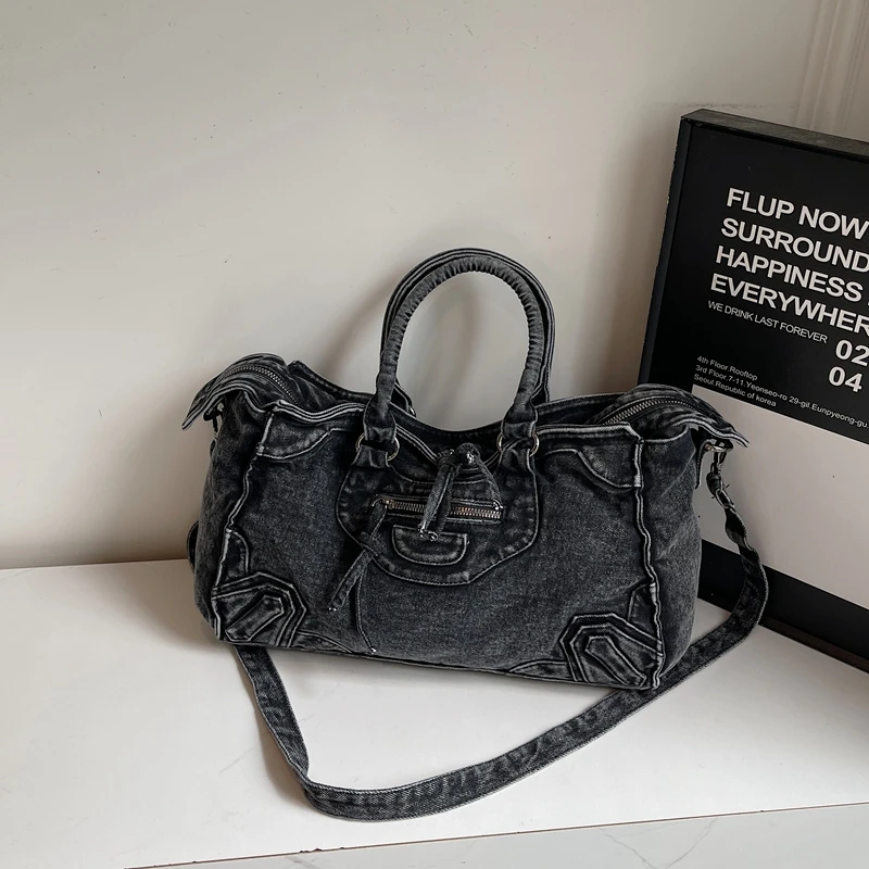 Scopri questa borsa a tracolla in denim da donna chic. Con un design di ispirazione vintage, è casual quotidiano alla moda e versatile