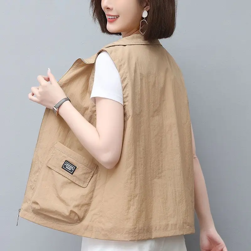 2024 Spring Summer New Women Solid Color Casual Spliced Pockets Cardigan Zipper Thin Lapel Sleeveless Loose Short Vest Coat Tops mommy outfit spring autumn new commute fashion lapel plai waistcoat button pockets splicing versatile sleeveless cardigan vest