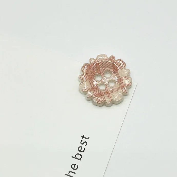 30er-Pack gemischte Knöpfe mit Karo- und Herzmuster – Verspielte 4-Loch-Designs mit Zahnrad- und Apfelmotiven für DIY-Kleidung, Schuhe und Haaraccessoires – Detail 15