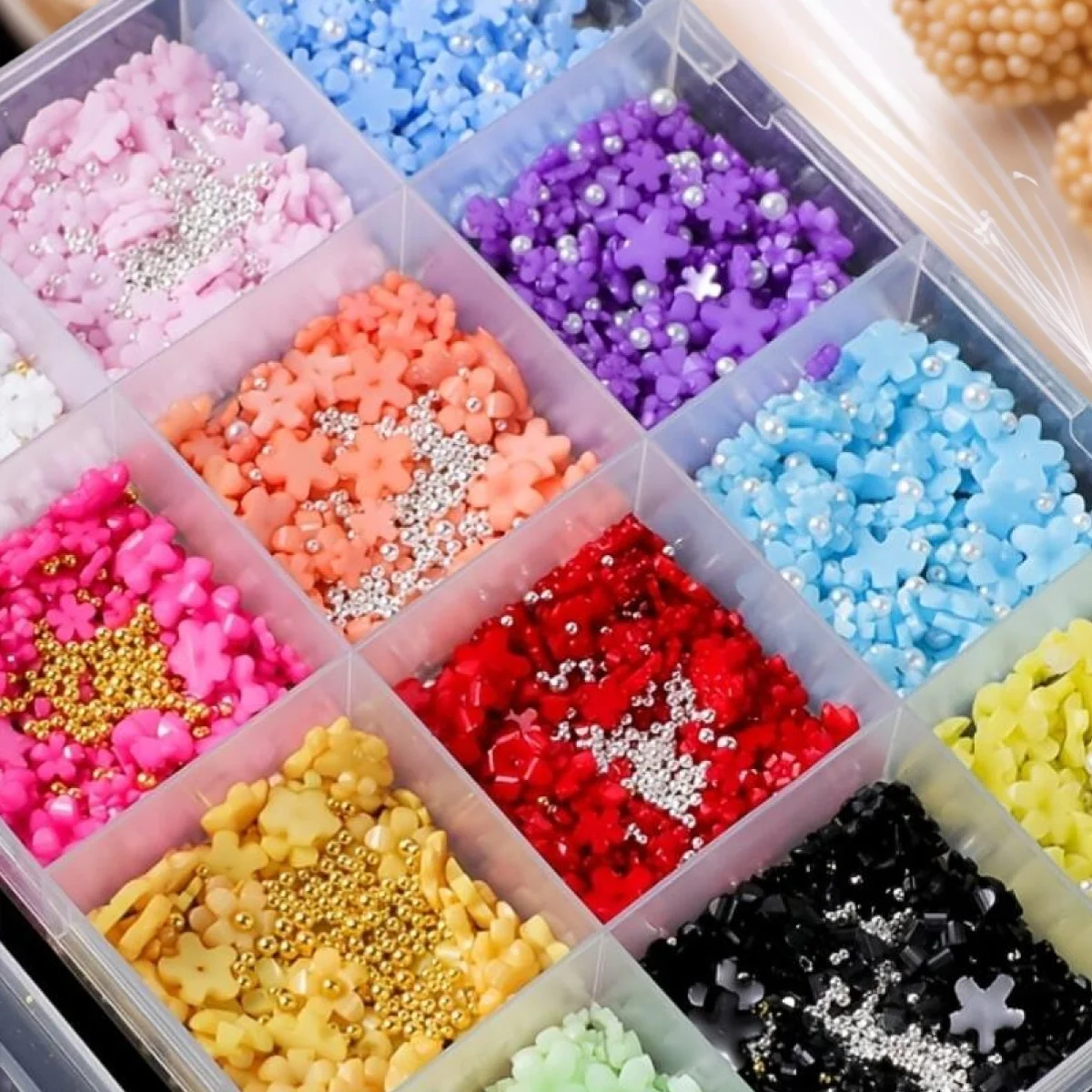 12Grids(1500pcs) 3D 수지 꽃 네일 참 + 골드/실버 스틸 비즈 DIY 네일 디자인을위한 3/6mm 다채로운 꽃 네일 장식