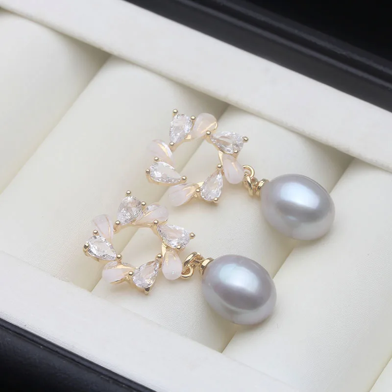 grey pearl earring