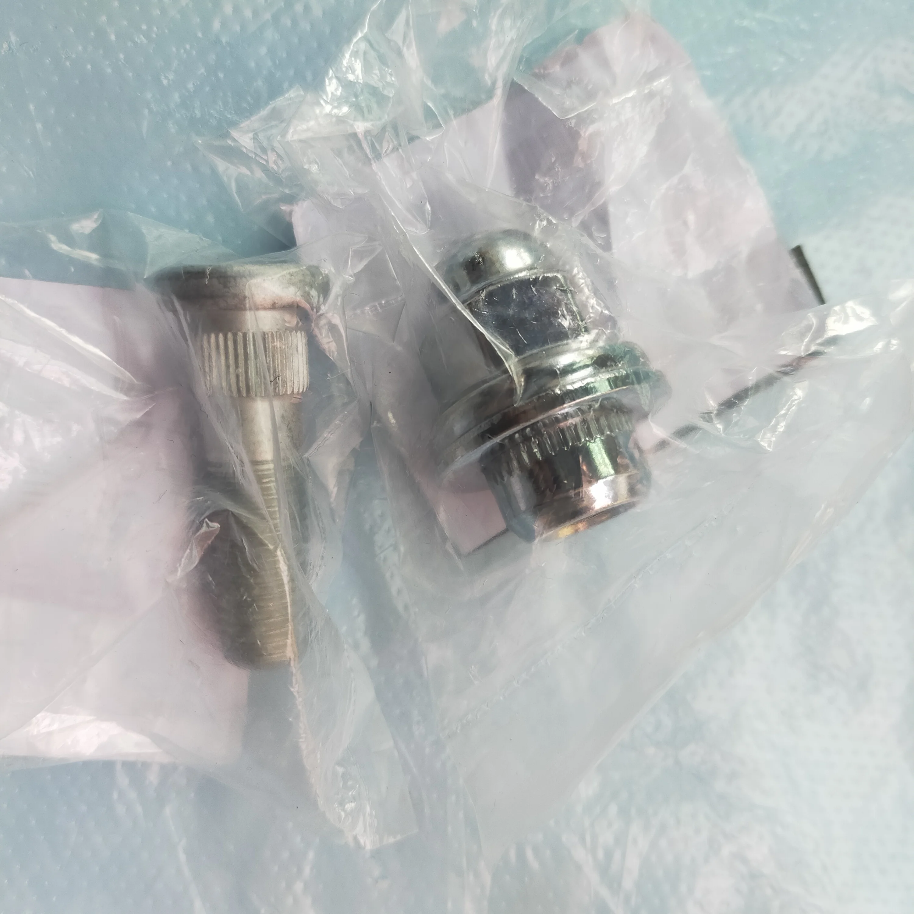 MR455707 Wheel Nut or MB584750 Rear Wheel Hub Bolt For Mitsubishi Pajero