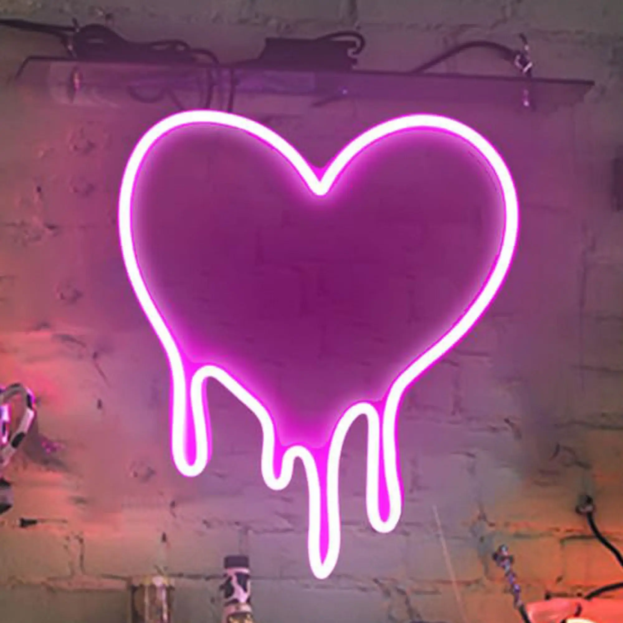 Dripping Heart for Wall Decor: A Luz de Neon com Corações e Letras de Amor  que, image size:2000x2000