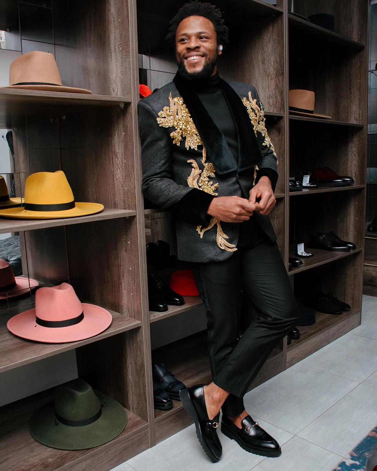 Men's Suits Tailored 2 Pieces Jacquard Blazer Pants One Button Wide Lapel Velvet Beads Diamonds Appliques Custom Made Plus Size